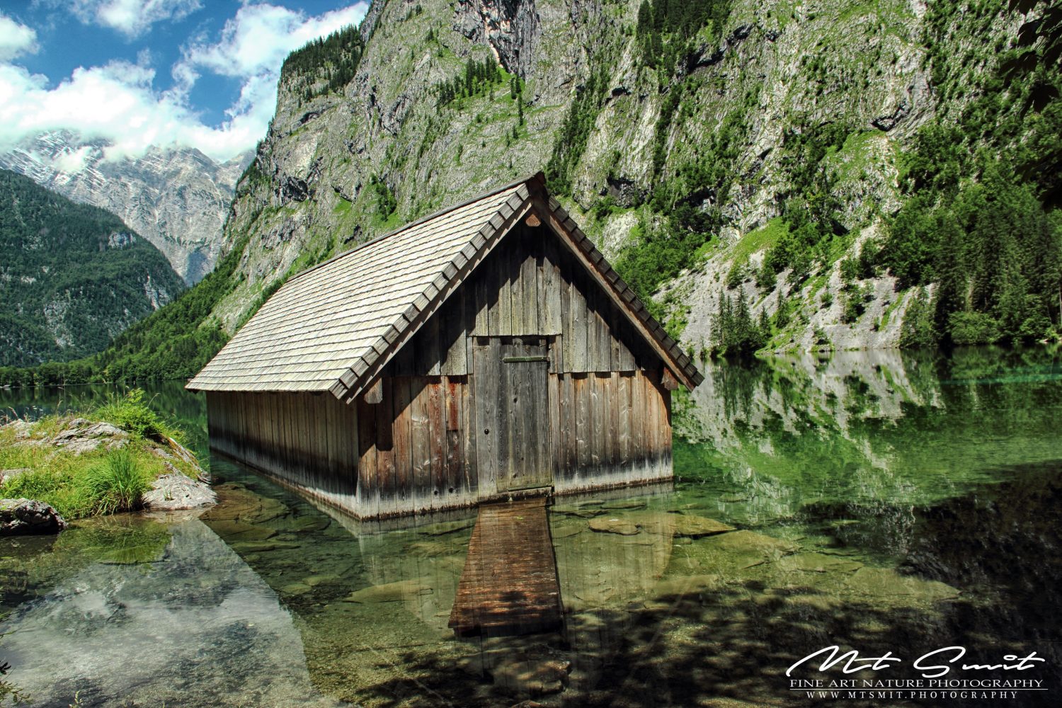 THE BOAT HOUSE